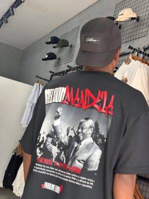 CAMISA OVERSIZED NELSON MANDELA - PRETA